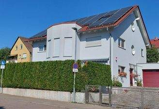 Frontalansicht mit Einfahrt