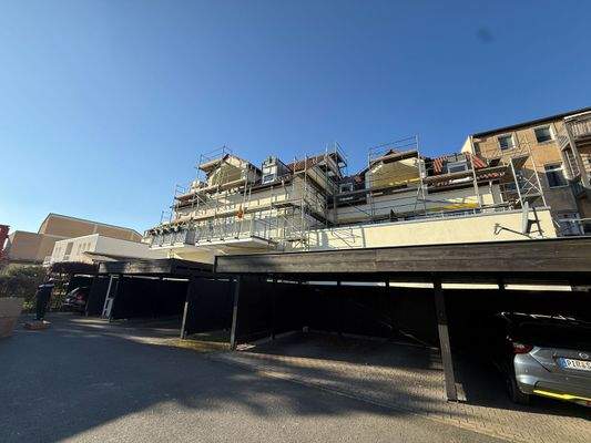 Gebäuderückseite mit Carports