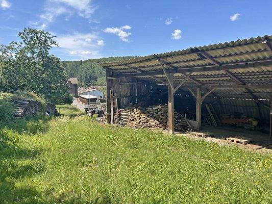 Zufahrt und Geräteunterstand