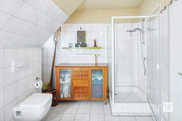 Das Badezimmer verfügt über Wanne und Dusche