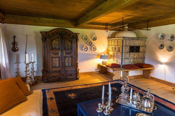 Zirbenstube mit historischem Kachelofen