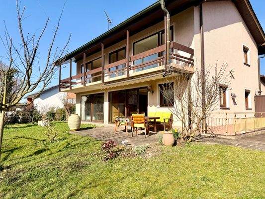 Charmante Terrasse und großzügiger Garten