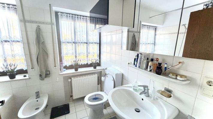 Helles Badezimmer mit Fenster