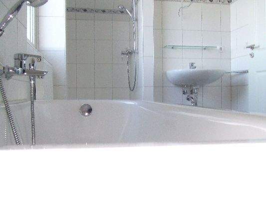 Bad: Wanne und Dusche (oben)