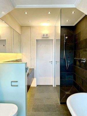 Master-Badezimmer m.freistehender Wanne, Dusche 5