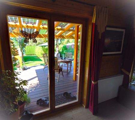 Blick auf Terrasse und Garten.JPG