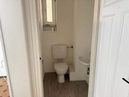 Kleines Badezimmer mit WC