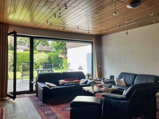 Wohnbereich mit Zugang zur Terrasse