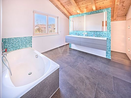 Badezimmer mit Dusche und Toilette hinter den Waschbecken