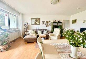 Wohnzimmer mit Loggia in Südwestlicher Ausrichtung