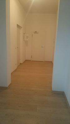 Langer Flur mit Holzboden