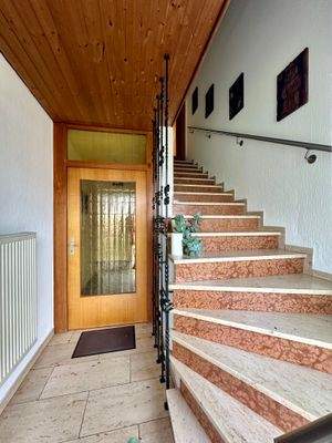 Eingang mit Treppenhaus