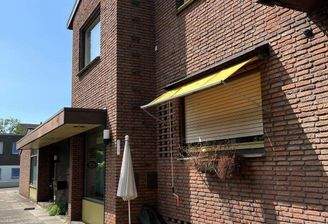 Seitenansicht und Einfahrt