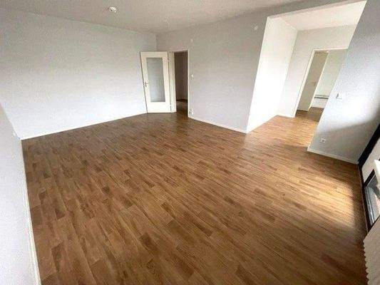 Leerer Wohnraum mit Holzboden