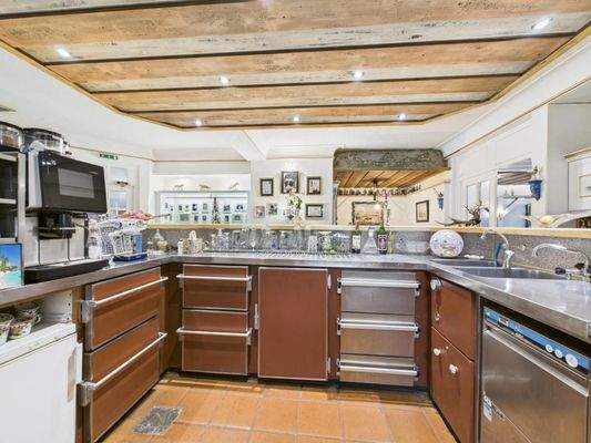 Barberich mit Kaffeevollautomat