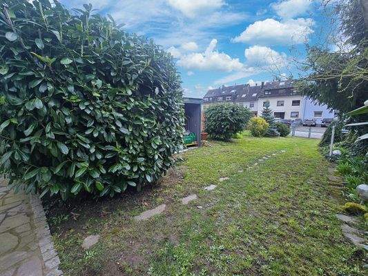 Garten mit Gartentor und Gerätehäuschen