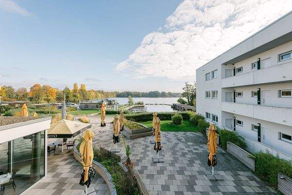 Restaurant mit Außenterrasse im Gebäude