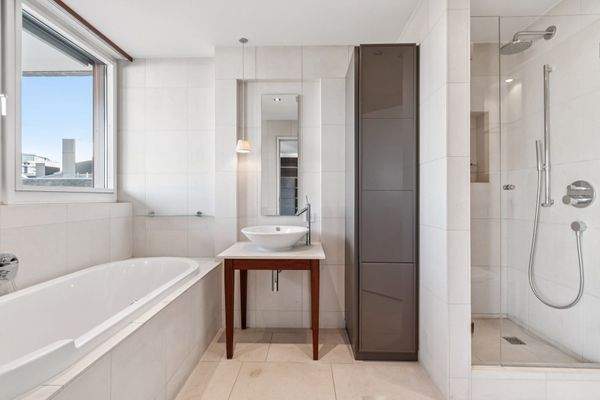 Exklusives Vollbad en suite mit hochwertigen Design-Armaturen