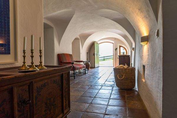 Repräsentativer Gewölbegang als Eingangsbereich
mit Originalboden aus dem Jahre 1308