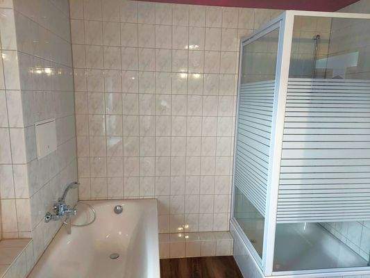 Bad mit Dusche und Wanne