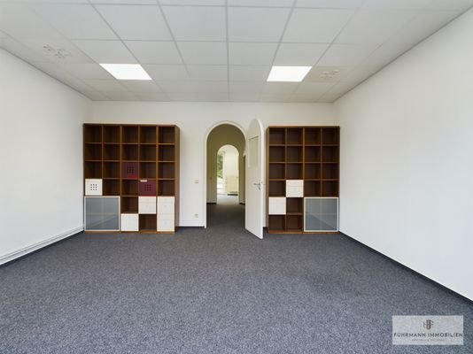 roße Büroräumlichkeit