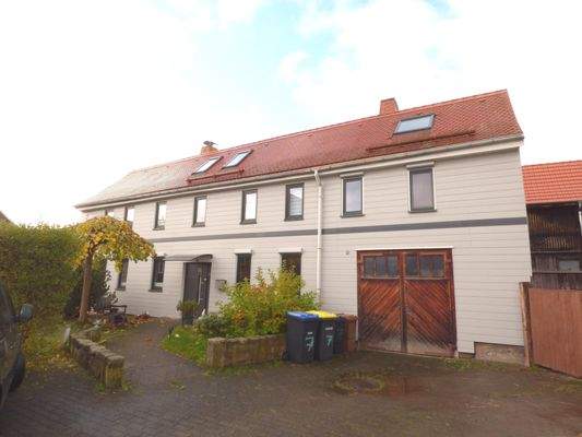 Straßenansicht mit Toreinfahrt