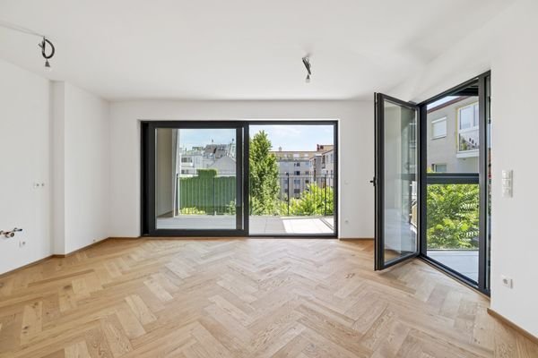 Ansicht Wohnzimmer mit Zugang Terrasse und Loggia