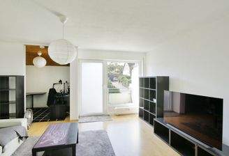 Großer Wohnbereich mit Nische zum Arbeiten und Balkozugang