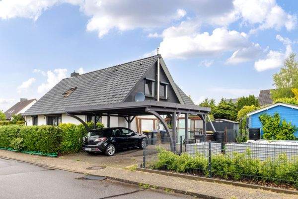 Frontansicht mit neuem Carport
