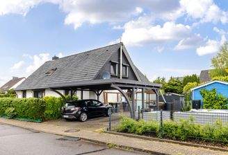 Frontansicht mit neuem Carport