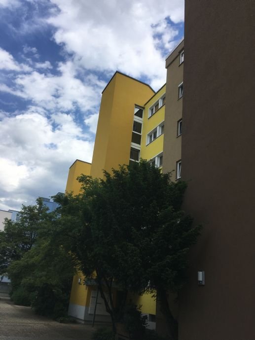 Neu renovierte sehr ruhige 2 - Zimmerwohnung mit Balkon und Blick ins Grüne auch für Kapitalanleger interessant!