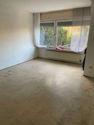 Wohnzimmer mit Austritt zur Terrasse 