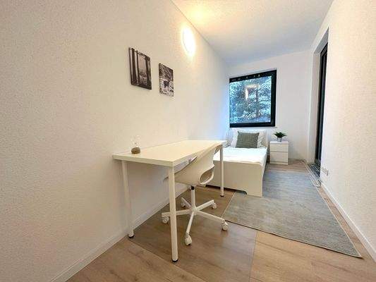 Helles WG-Zimmer mit Möbeln