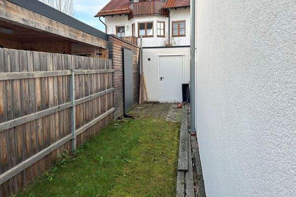 Zugang zu Garage und Schuppen