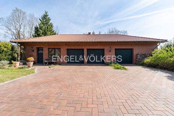 Nebengebäude mit Garagen und Bootshalle