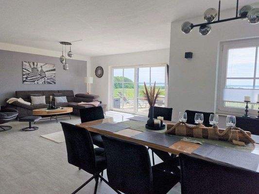 Blick vom Esszimmer auf die Terrasse