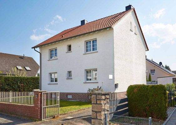 Charmantes Einfamilienhaus mit klassischer Architektur und gepflegtem Außenbereich