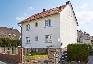 Charmantes Einfamilienhaus mit klassischer Architektur und gepflegtem Außenbereich