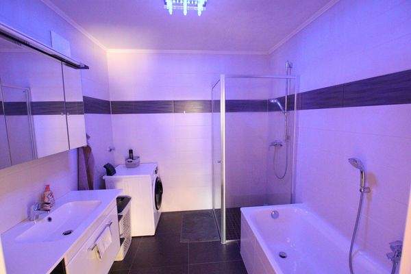 Traumhafte, neuwertige 3 Zi Gartenwohnung mit 400m² Eigengarten in Waidmannsdorf mit Tiefgarage