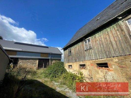 Zufahrt und altes Nebengebäude