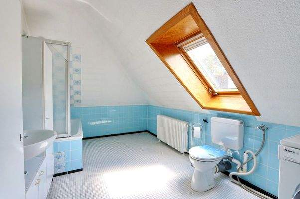 Bad im Dachgeschoss (1)