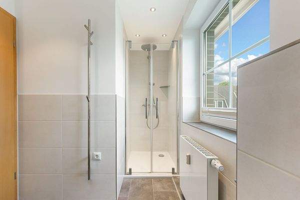 Düsche mit Handtuchhalter