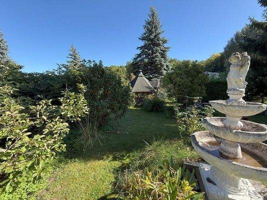 Grüne Idylle mit Grillhaus