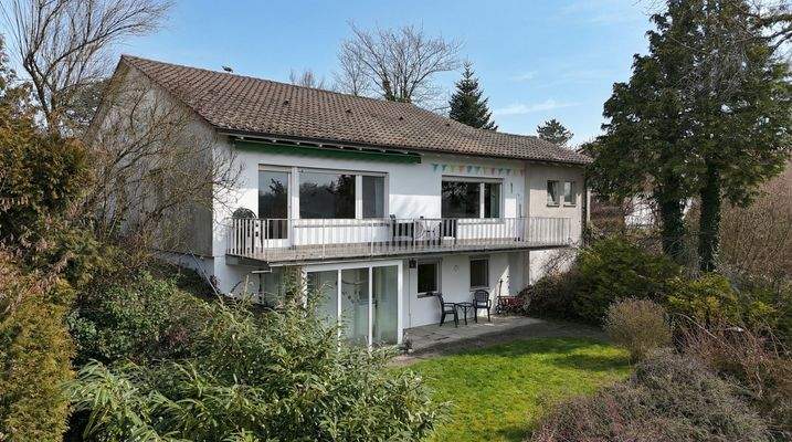 Südansicht mit Balkon, Terrasse und Garten