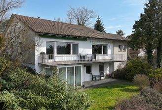 Südansicht mit Balkon, Terrasse und Garten