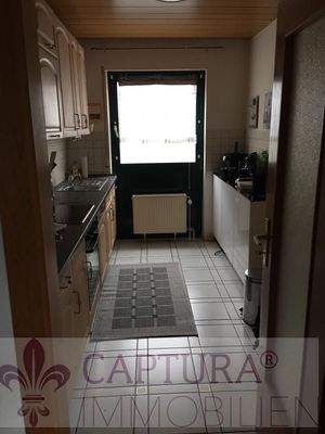 Der Küchenbereich mit Einbauküche