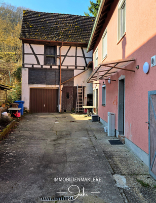 Hof mit Garage und Scheune