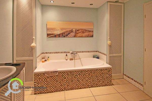 EG Wohnung Badezimmer Wanne