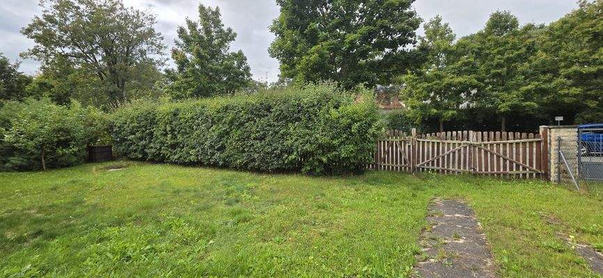 Blick vom li. DHH zum Eingang.jpg