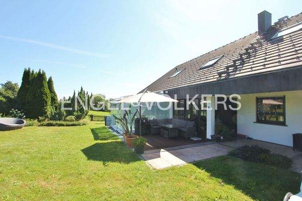 Eingangsbereich des Hauses mit weiterer Terrasse und Wintergarten